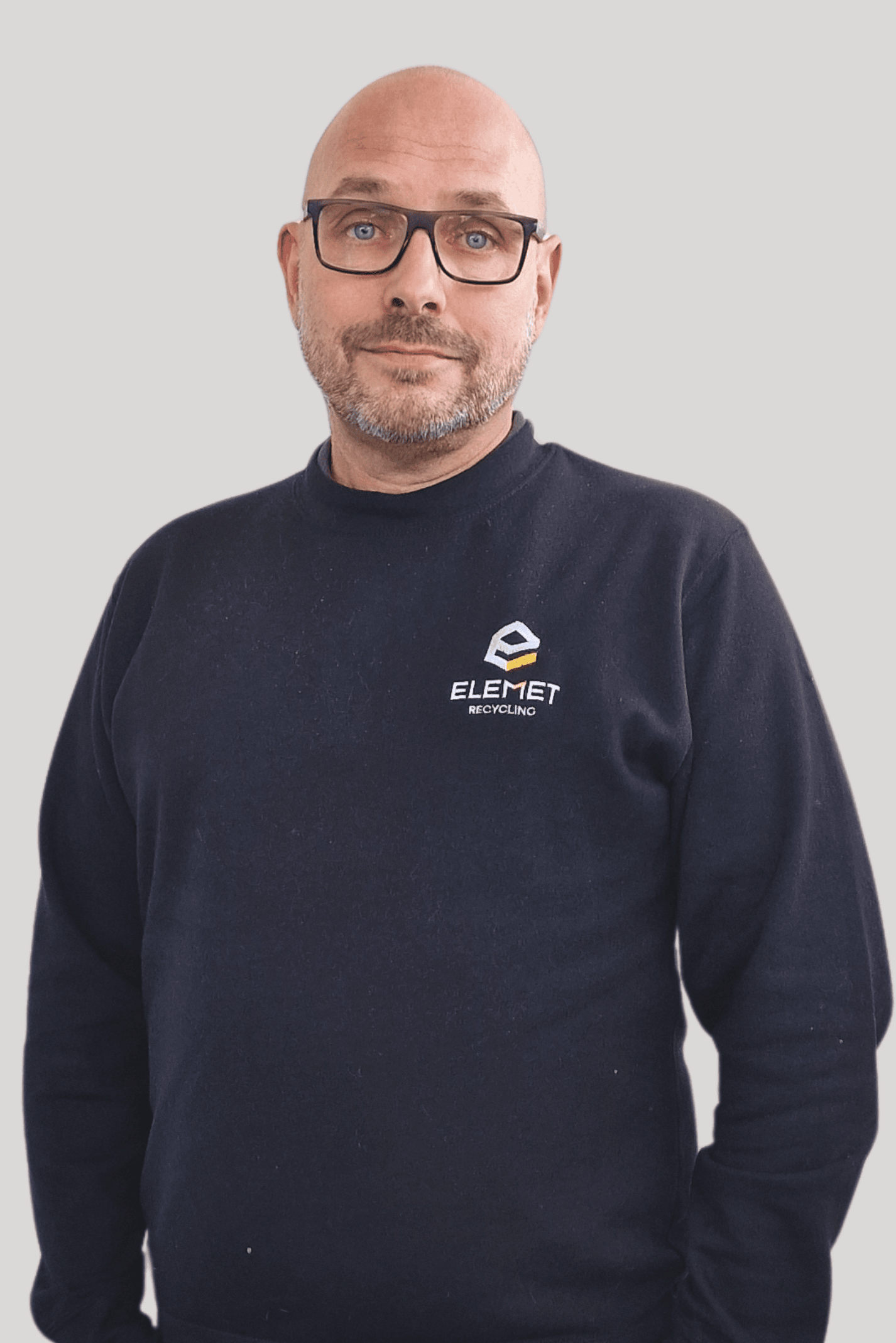 Fredrik Persson Isberg, klädd i ELEMET Recycling AB svart törja med företagets logotyp, bidrar till återvinning av katalysatorer och utvinning av värdefulla metaller i en miljömedveten och cirkulär arbetsmiljö