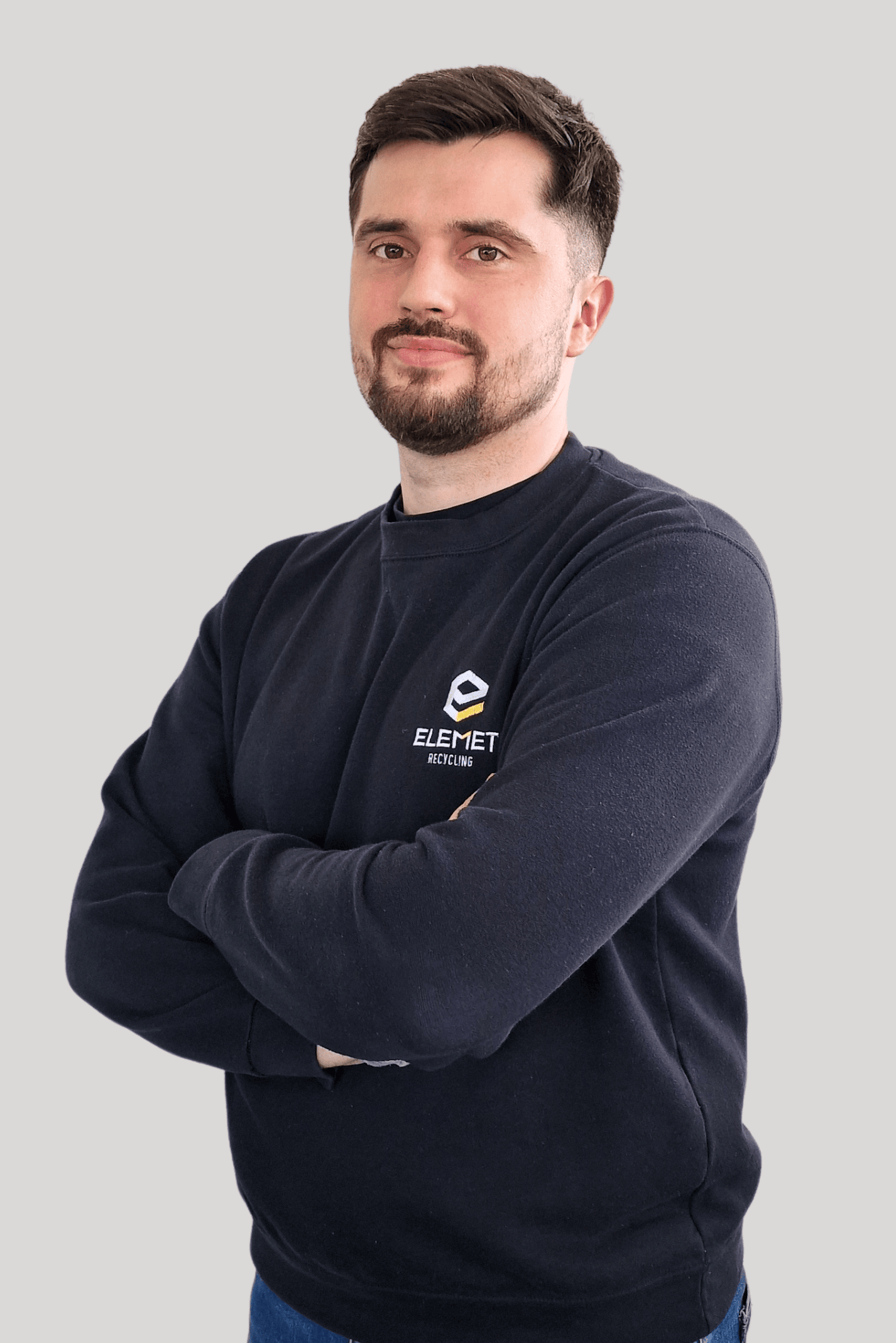 Simonas Bartasis, klädd i ELEMET Recycling AB svarta hoodie med företagets logotyp, bidrar till återvinning av katalysatorer och utvinning av värdefulla metaller i en miljömedveten och cirkulär arbetsmiljö