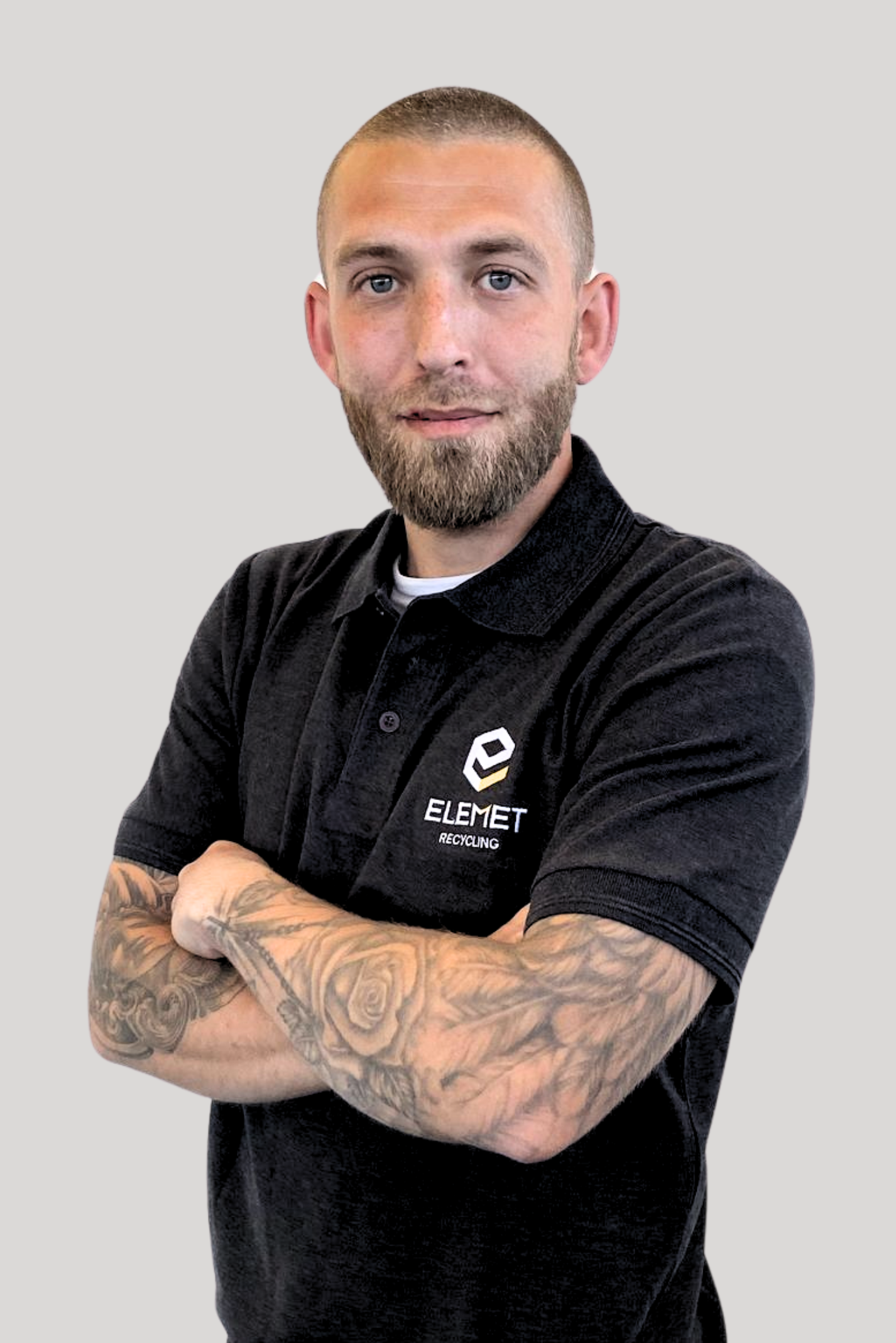 Robin Hansson, inköpare på Elemet Recycling AB i Malmö, klädd i svart pikétröja med företagets logotyp.