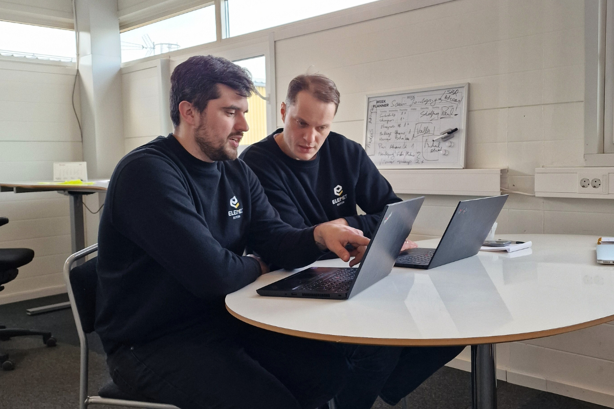 VD Petras Nauseda och regionchef Simonas Bartasis i samtal på Elemet Recyclings kontor i Stockholm.